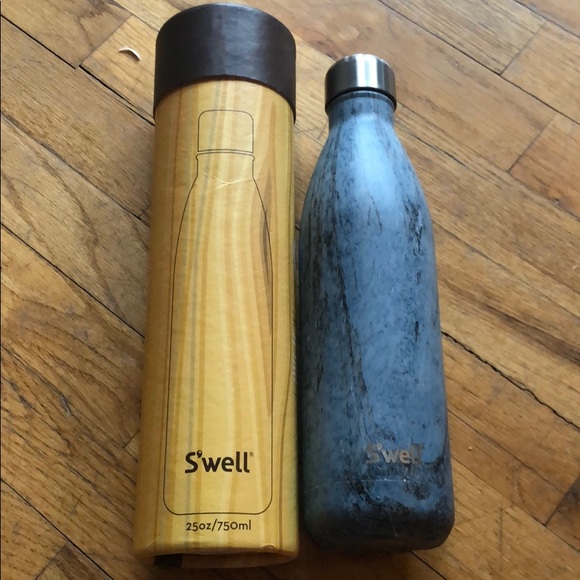 Swell Accessories - S’well 25 oz water bottle